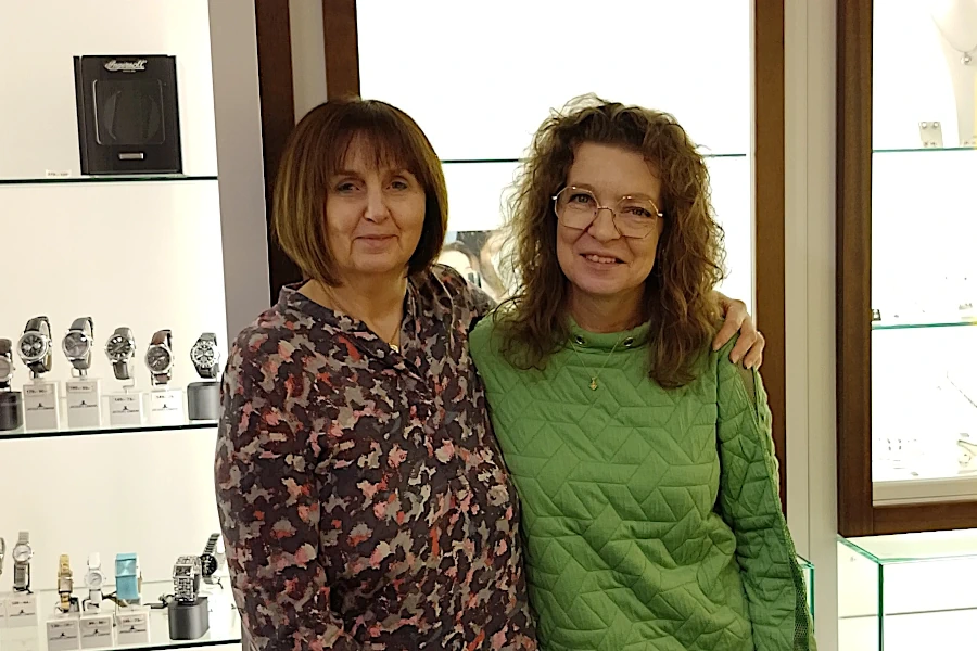 Auf dem Foto sind links: Iris Santacroce, rechts: Silke Maas