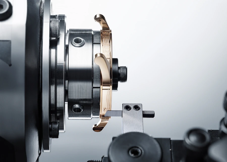 41 mm große Gehäuse aus edlem Breguet-Gold 41 mm große Gehäuse aus edlem Breguet-Gold