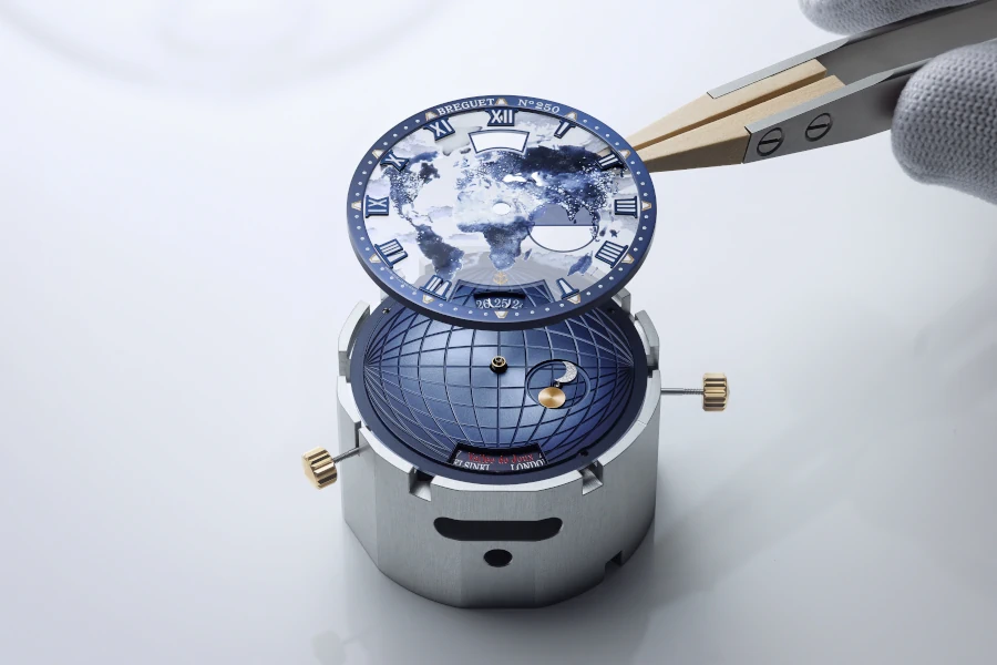 Miniaturmalerei aus Emaille stellt Kontinente, Wolken und Stadtlichter dar