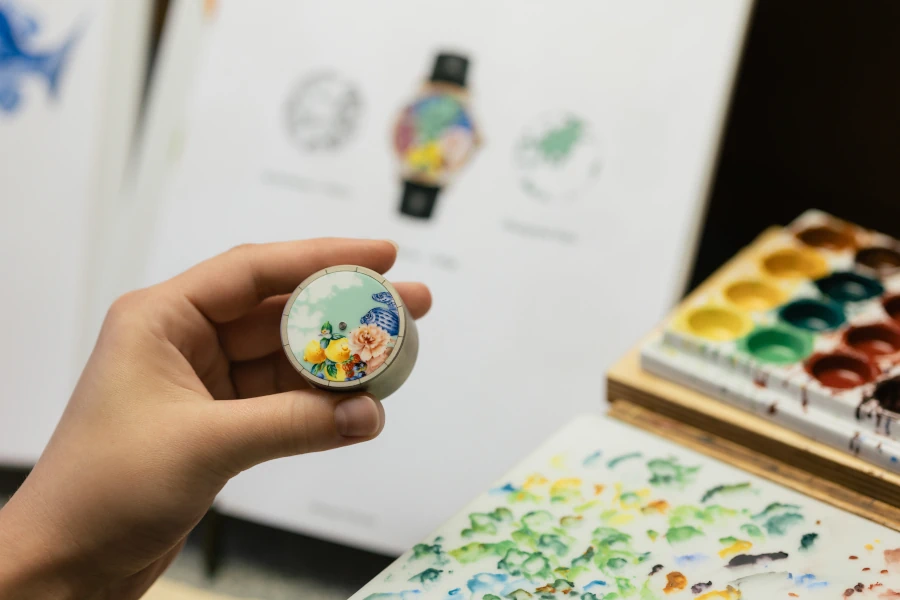 Porzellanzifferblätter – jedes ein Unikat, jedes ein stilles Kunstwerk im Miniaturformat Porzellanzifferblätter – jedes ein Unikat, jedes ein stilles Kunstwerk im Miniaturformat