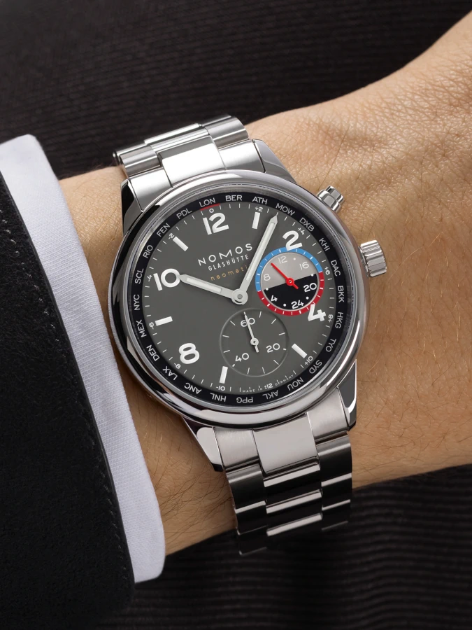 NOMOS Glashütte präsentiert: Club Sport neomatik Weltzeit Volcano – Der sportliche Worldtimer 2025 NOMOS Glashütte präsentiert: Club Sport neomatik Weltzeit Volcano – Der sportliche Worldtimer 2025