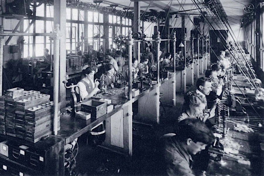 Seit mehr als 120 Jahren steht der Name Schwarz Etienne für höchste Uhrmacherkunst Seit mehr als 120 Jahren steht der Name Schwarz Etienne für höchste Uhrmacherkunst