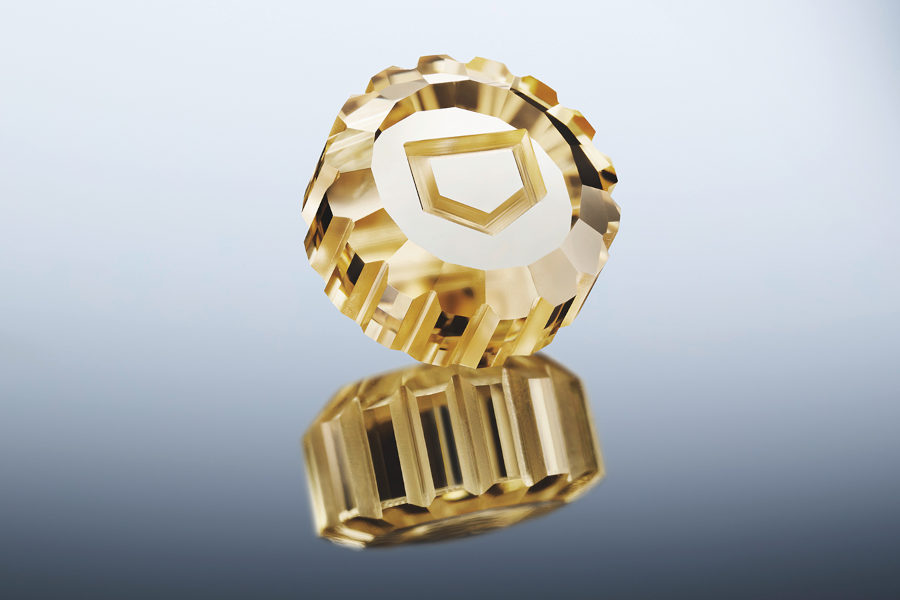  Die charakteristische Diamantkrone besteht aus einem einzelnen gelben Labordiamanten von 1,3 Karat