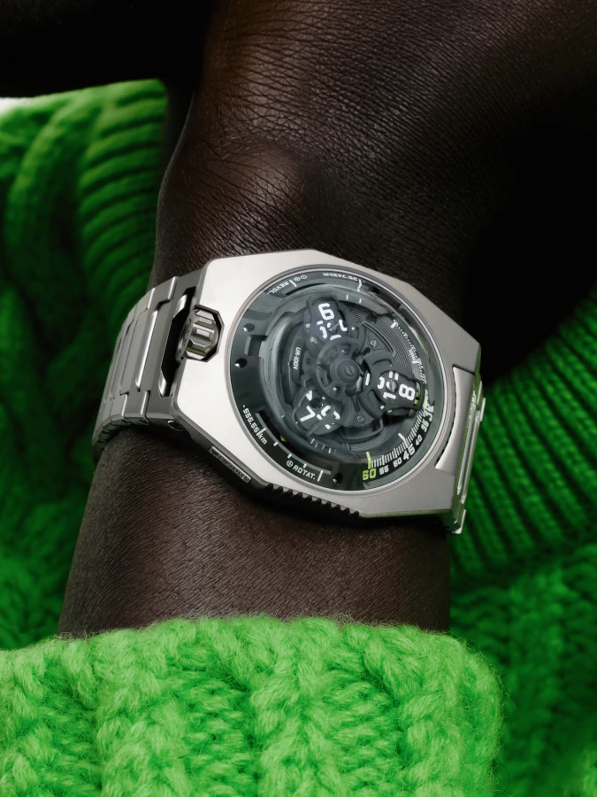 URWERK präsentiert die UR-100V Hunter Green - Luxus in metallischem Aschgrün URWERK präsentiert die UR-100V Hunter Green - Luxus in metallischem Aschgrün